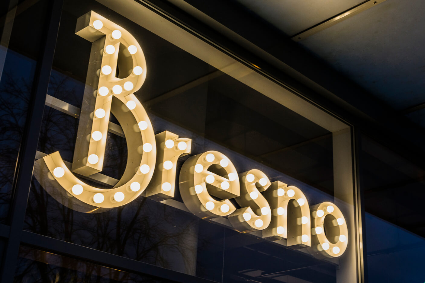 Bresno - lettres avec ampoules derrière le verre